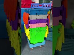 Jak układać plastikowe skrzynie z pokrywami na wózkach dla szybszej pracy w magazynie