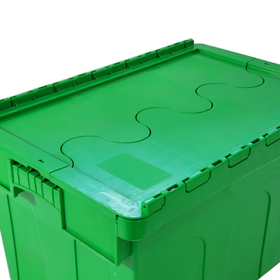 Wielkie plastikowe skrzynki z pokrywkami w logistycznej skrzynce magazynowej